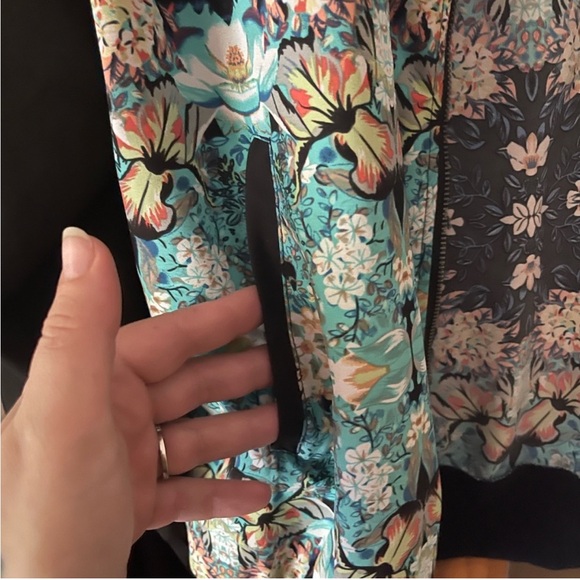 XL Floral bomber jacket. Very lightweight w pockets. Elastic cuffs & waist. EUC - Picture 4 of 9